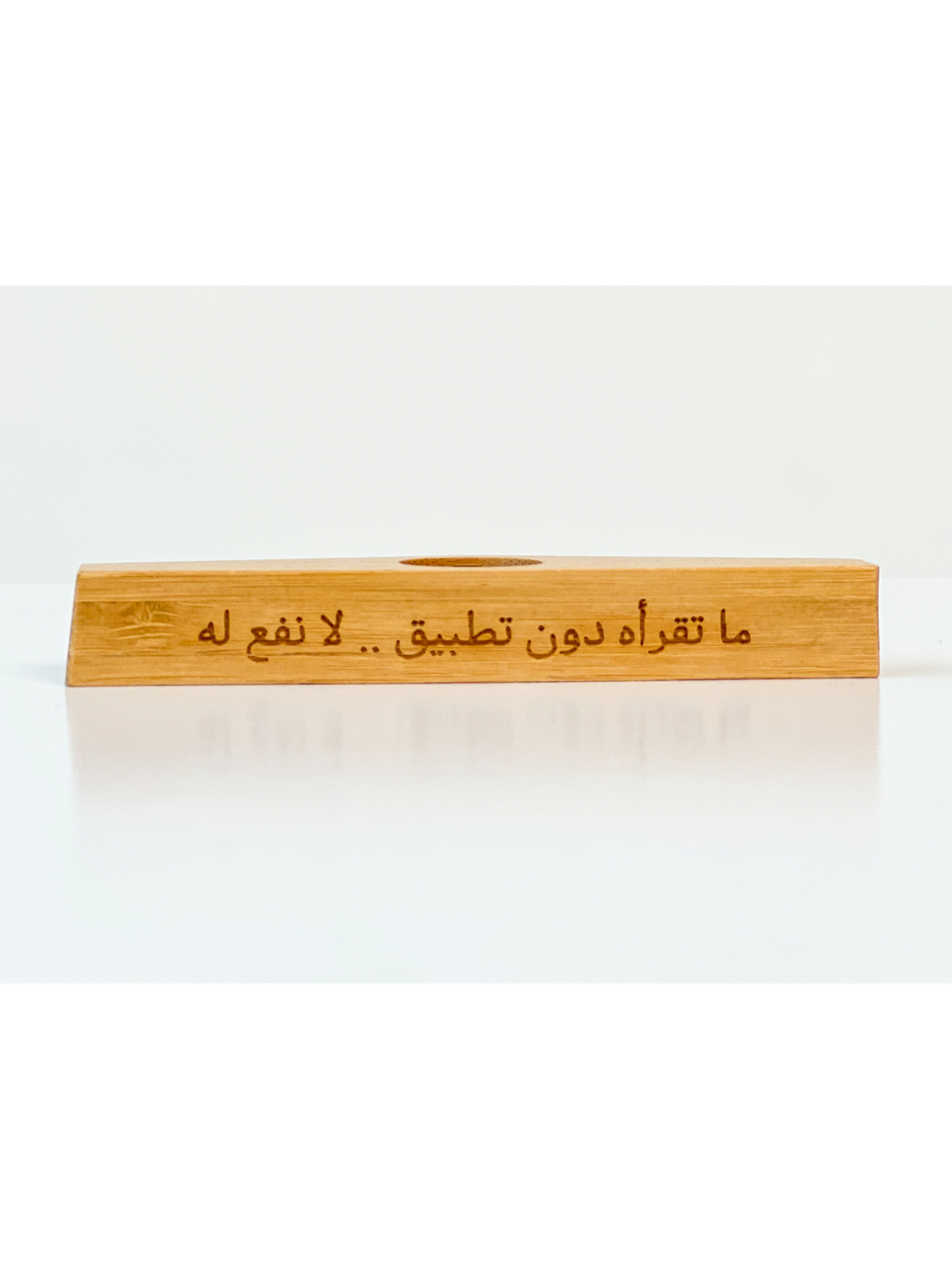 فاصل كتاب خشبي