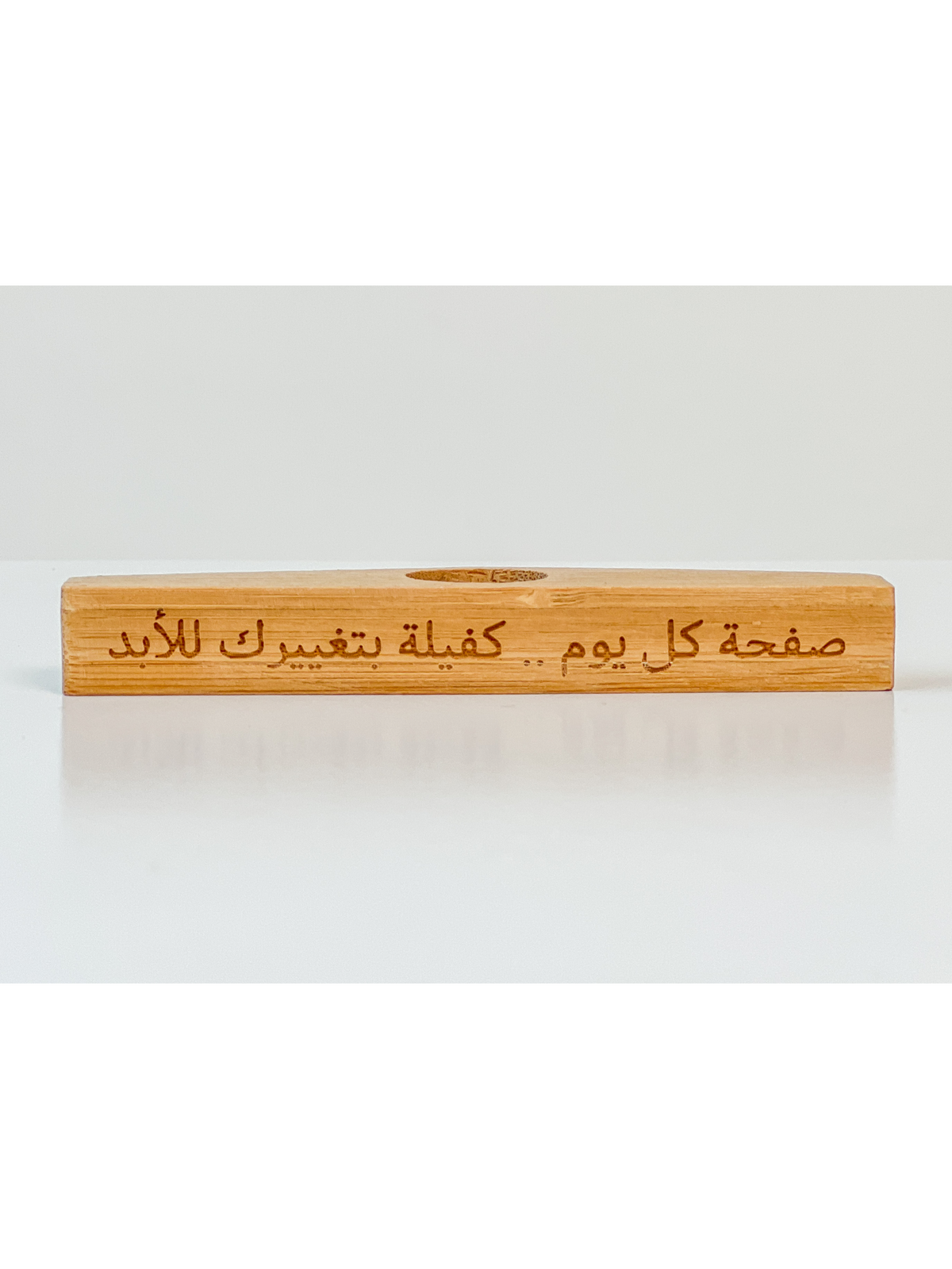 فاصل كتاب خشبي