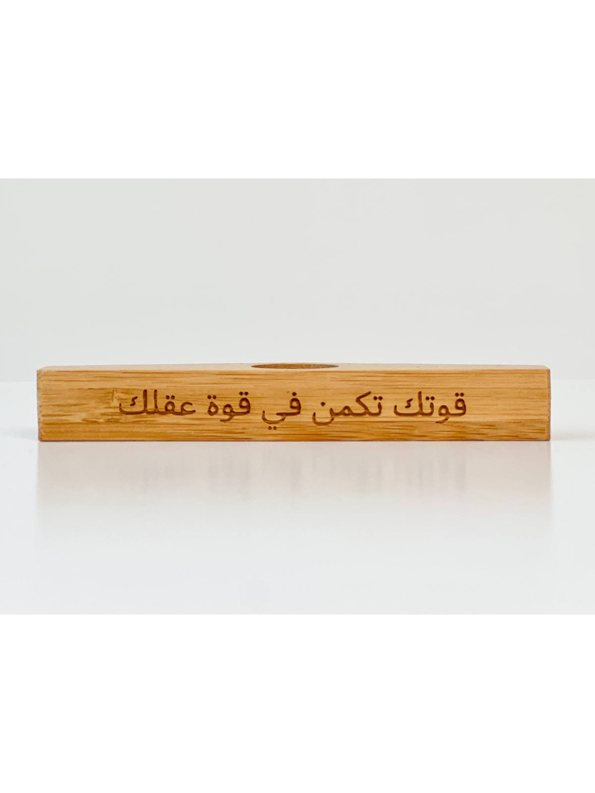 فاصل كتاب خشبي